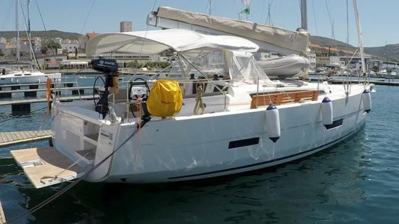 Die Sweetest Taboo Yacht liegt im Hafen von Kroatien, bereit für einen Crew-Segelurlaub und ein Meeresabenteuer.